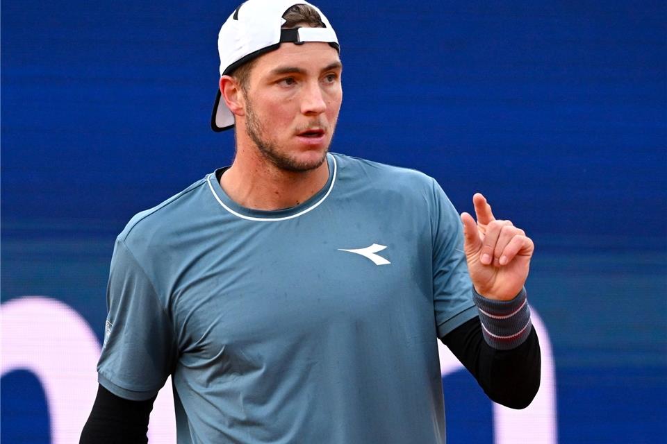Nach Zverev: Auch Davis-Cup-Kollege Struff in München weiter Jan-Lennard Struff ist im Regen von München eine Runde weiter.