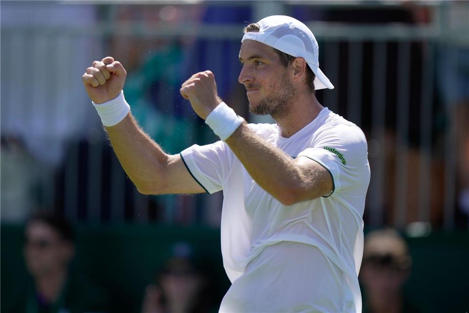 Jan-Lennard Struff jubelt über seinen Sieg.Brian Inganga/AP/dpa