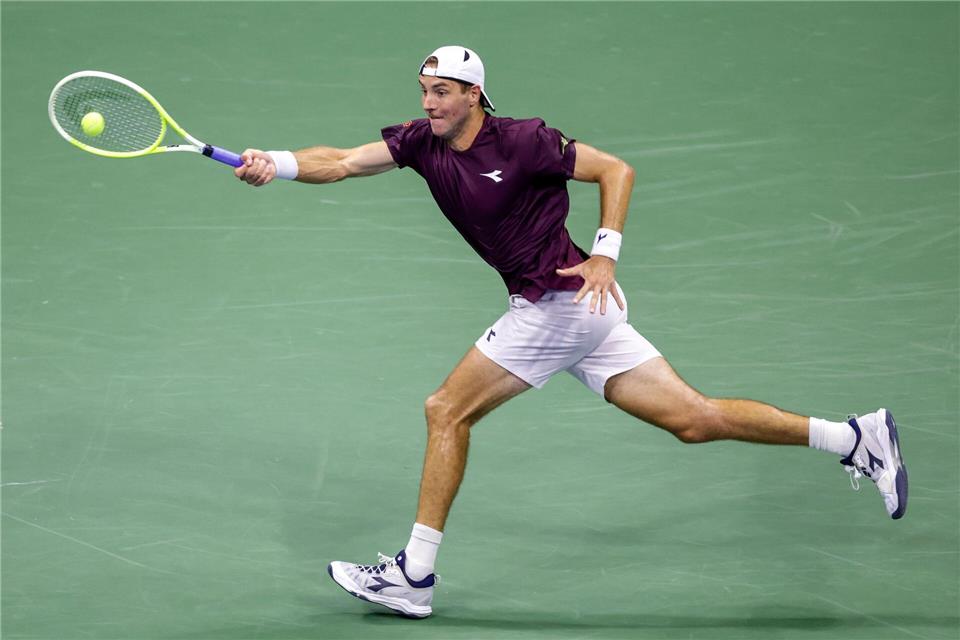 Jan-Lennard Struff lag gegen Novak Djokovic schnell deutlich zurück.Adam Hunger/AP/dpa
