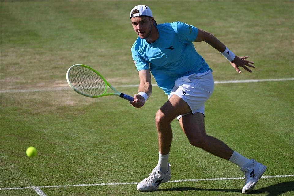 Jan-Lennard Struff mühte sich im Achtelfinale gegen Jiri Lehecka vergeblich.Marijan Murat/dpa
