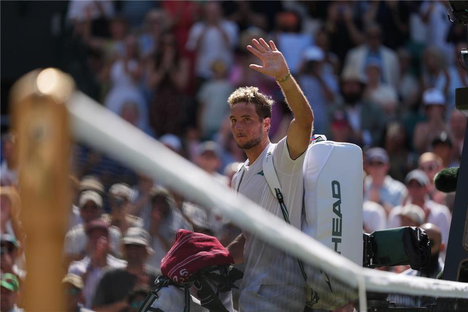 Jan-Lennard Struff verabschiedet sich aus Wimbledon.Kin Cheung/AP/dpa