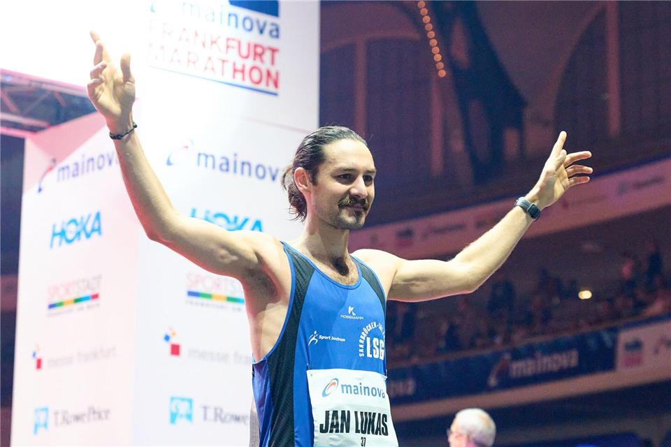 Jan Lukas Becker belegte als bester Deutscher beim Frankfurt-Marathon den 17. Platz.Thomas Frey/dpa