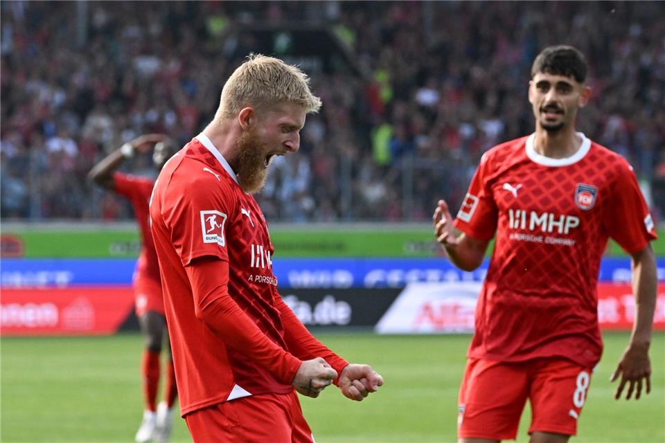Jan-Niklas Beste (l) trifft mit seinem neuen Club SC Freiburg auf seinen Ex-Verein Heidenheim.Bernd Wei�brod/dpa