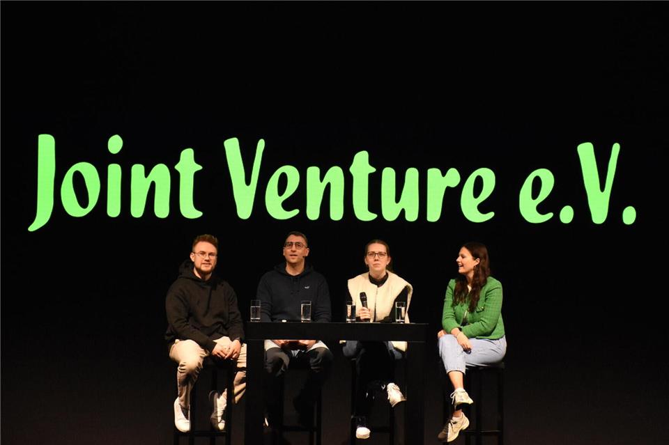 Jan-Philipp Grote, Can Kassner, Saskia Moseke und Luisa Kemper (v.l.) arbeiten bei den Tobit.Labs – und für den Cannabis-Anbauverein Joint Venture Ahaus (JVA). Unternehmen und Verein sollen dabei sauber getrennt sein.