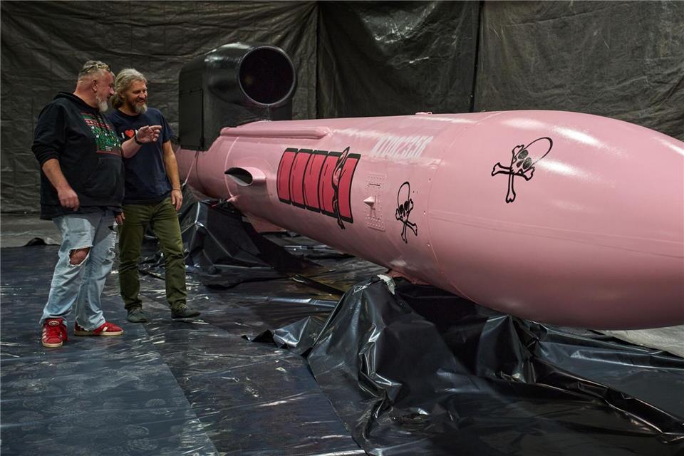 Jan Polak (r) und Martin Ondracek betrachten einen Flamingo-Marschflugkörper.Efrem Lukatsky/AP/dpa