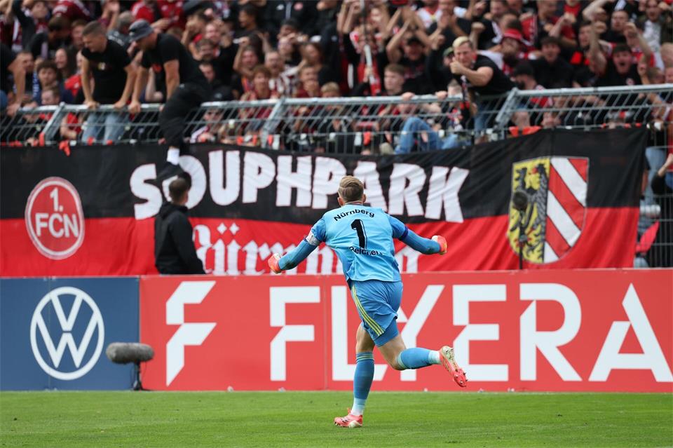 Jan Reichert ist der Matchwinner für den 1. FC Nürnberg.Fabian Strauch/dpa