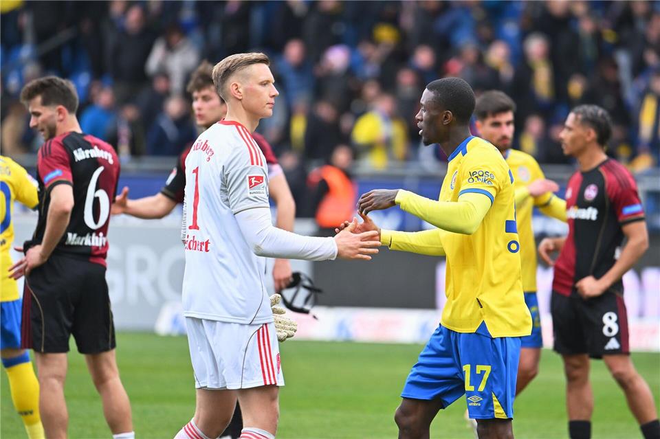 Jan Reichert (l) hält dem 1. FC Nürnberg einen Punkt fest.Swen Pförtner/dpa