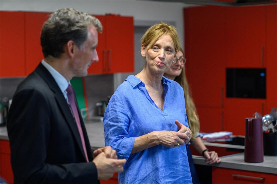 Jan Riedel, Bildungsminister von Sachsen-Anhalt, und Bundesbildungsministerin Karin Prien stehen in der Sekundarschule Komarow in der neuen Schulküche. Klaus-Dietmar Gabbert/dpa