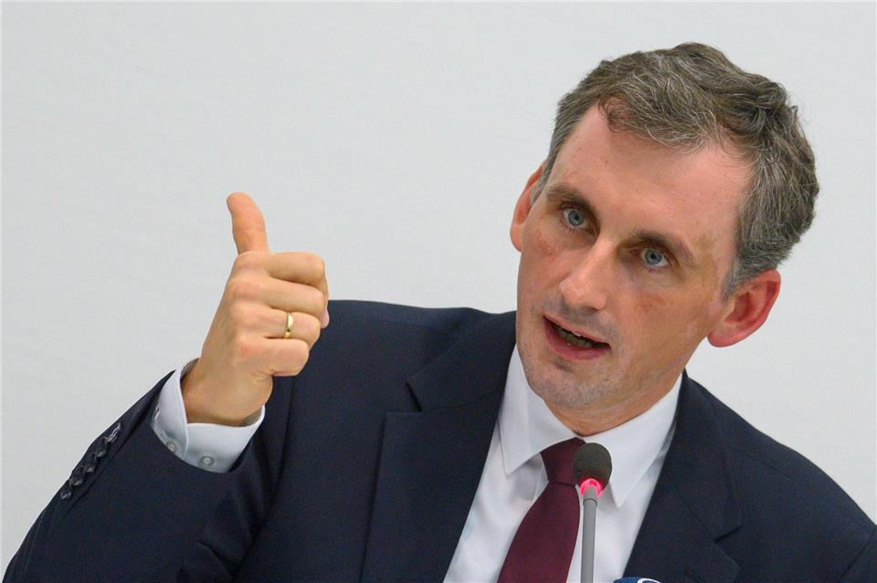 Jan Riedel (CDU), Bildungsminister von Sachsen-Anhalt, ist zufrieden mit der Resonanz auf seinen Aufruf zu freiwilligen Zusatzstunden für Lehrkräfte. Klaus-Dietmar Gabbert/dpa