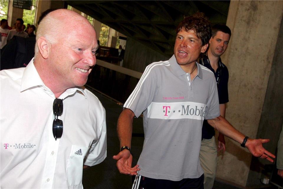 Jan Ullrich (M.) wurde kurz vor dem Start der Tour de France 2006 ausgeschlossen. (Archivbild)picture alliance / dpa