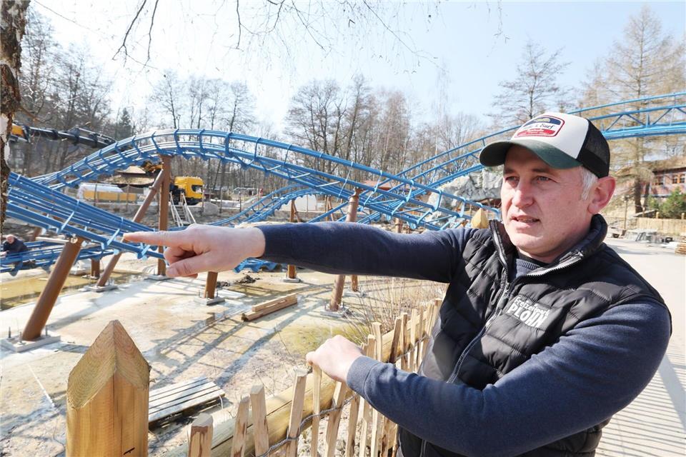 Jan Völkel am neuen Multi Launch Water Coaster im Freizeitpark Plohn. Für die Wasser-Achterbahn investiert der Familienbetrieb zum 30. Jubiläum des Parks mehr als zwölf Millionen Euro. Bodo Schackow/dpa