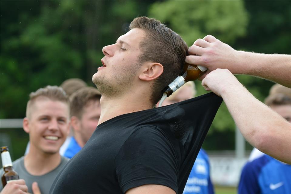 Jan Winking kam, sah – und hielt mit Westfalia Gemen prompt die Klasse. Das war vor zwei Jahren, als der Trainer nach der entscheidenden Partie in Altenberge per Bierdusche gefeiert wurde. Der 24-Jährige, der zwei Jahre zuvor als Innenverteidiger mit Gemen in die Landesliga aufgestiegen war, sagt heute: „Die Entscheidung in den Trainerjob zu wechseln, haben meine Füße getroffen.“