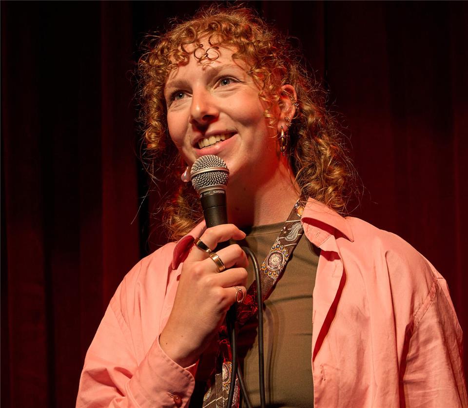 Jana Goller hat sich unter anderem in der deutschen Poetry-Slam-Szene einen Namen gemacht.