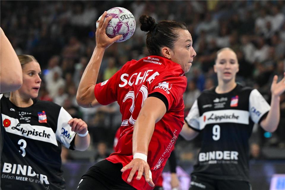 Jana Scheib (M) und die Handballerinnen des Thüringer HC setzten sich souverän durch. (Archivbild)Sven Hoppe/dpa