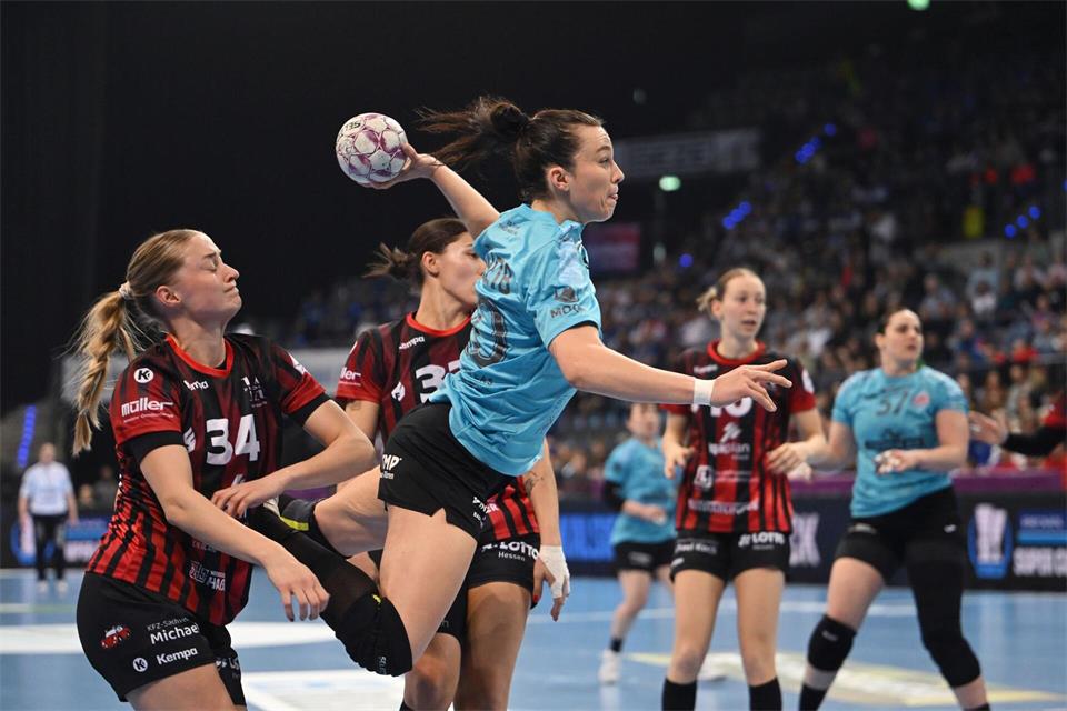 Jana Scheib und die Bundesliga-Handballerinen des Thüringer HC feierten einen ungefährdeten Heimsieg gegen Göppingen. (Archivfoto)Marijan Murat/dpa