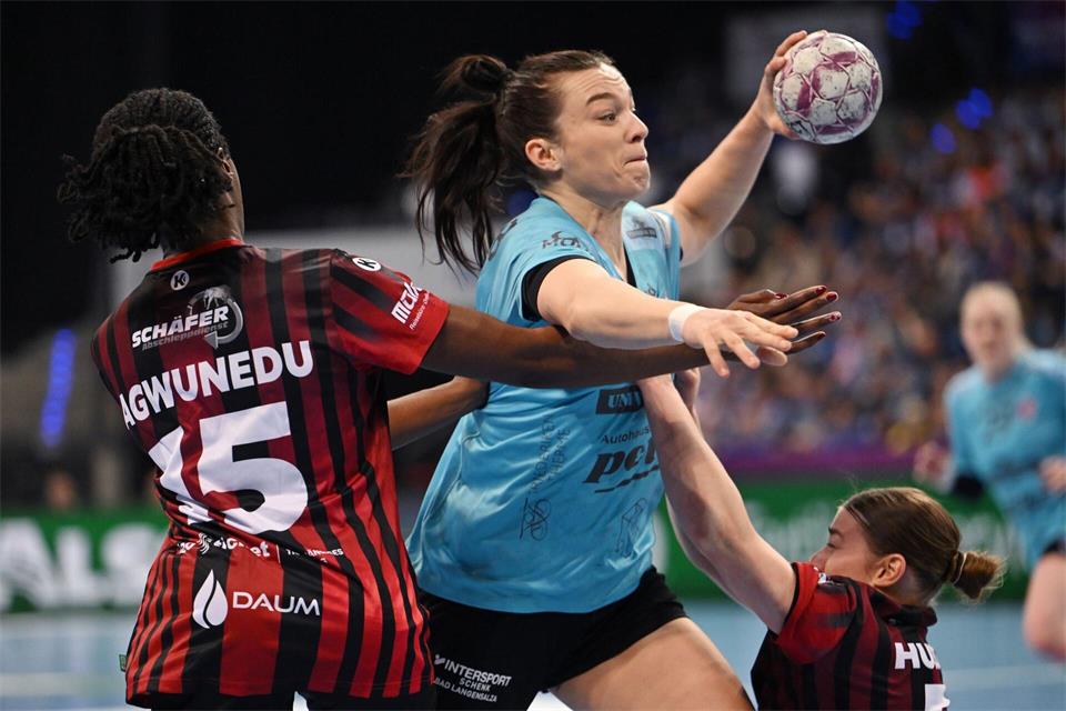 Jana Scheib und die Bundesliga-Handballerinnen des Thüringer HC setzten sich in Metzingen durch. (Archivbild) Marijan Murat/dpa
