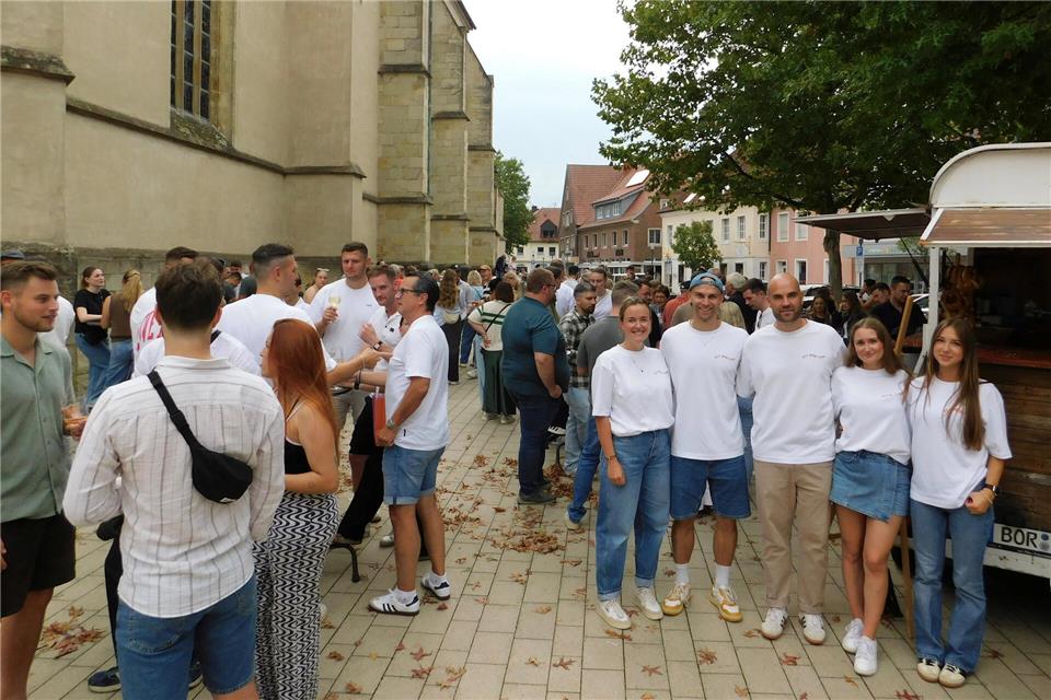 Jana und Michael Elsing, Jan Philip Blanke, Jessica und Lisanne Wüller (v.l.) freuen sich über den guten Besuch bei der „Wine Time“ im Schatten der RemigiuskircheChrista Niermann