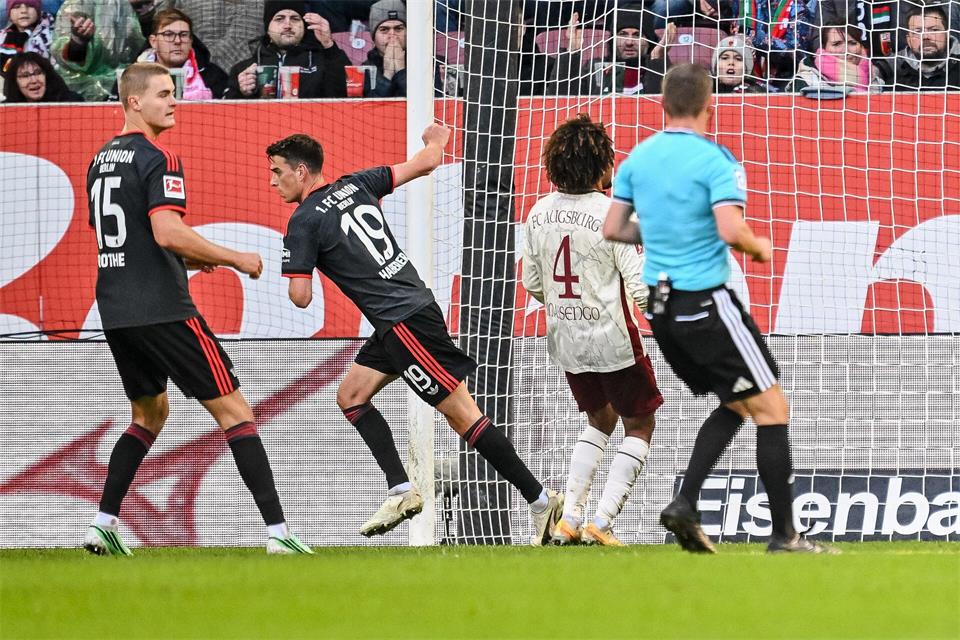 Janik Haberer (Nr. 19) dreht nach seinem Tor zum 1:1 jubelnd ab.Harry Langer/dpa