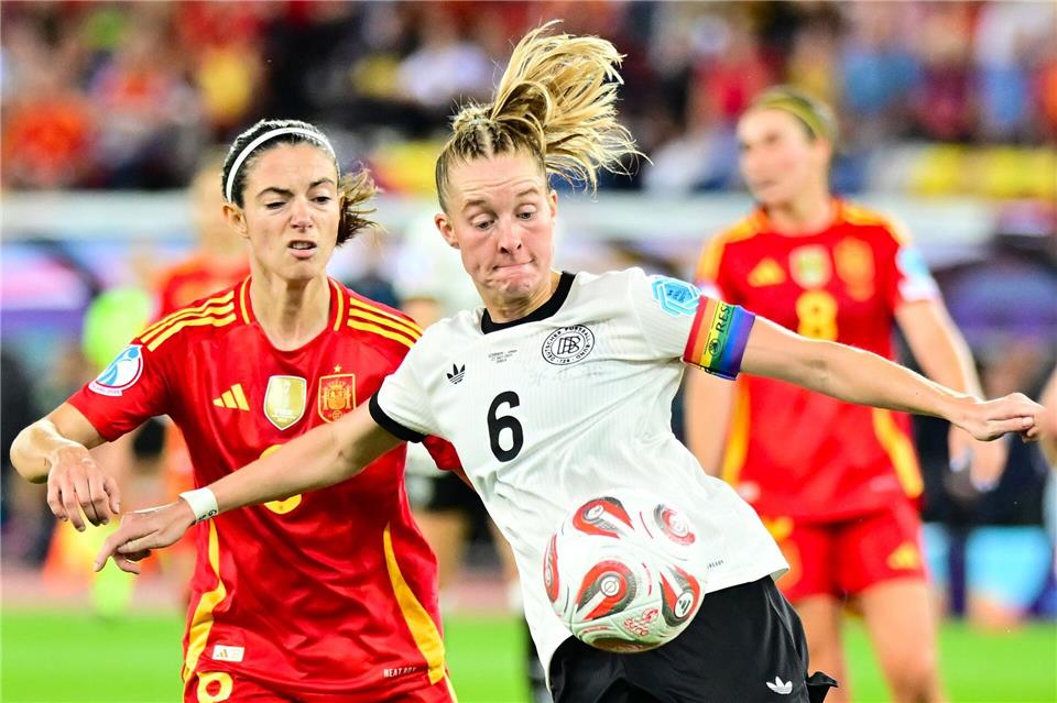 Janina Minge (r) will sich im Hinspiel einen Vorteil mit der DFB-Elf gegen die Spanierinnen um Aitana Bonmatí verschaffen. (Archivbild)Sebastian Christoph Gollnow/dpa