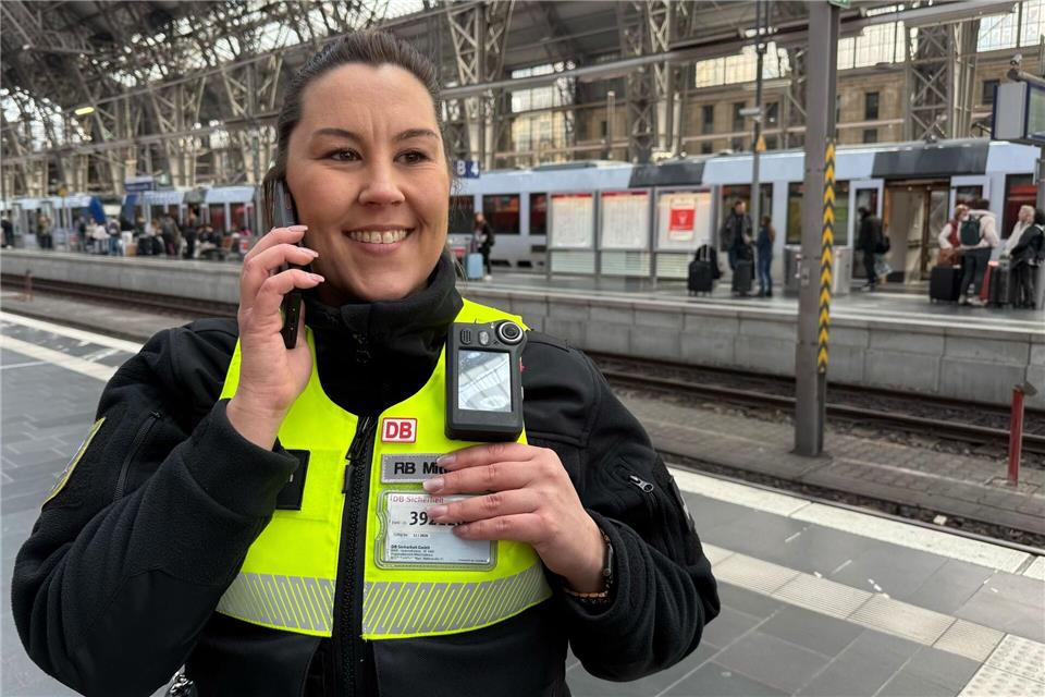 Janina Sittner ruft die Reinigungskräfte, wenn sie Müll und Dreck finden.Mona Wenisch/dpa