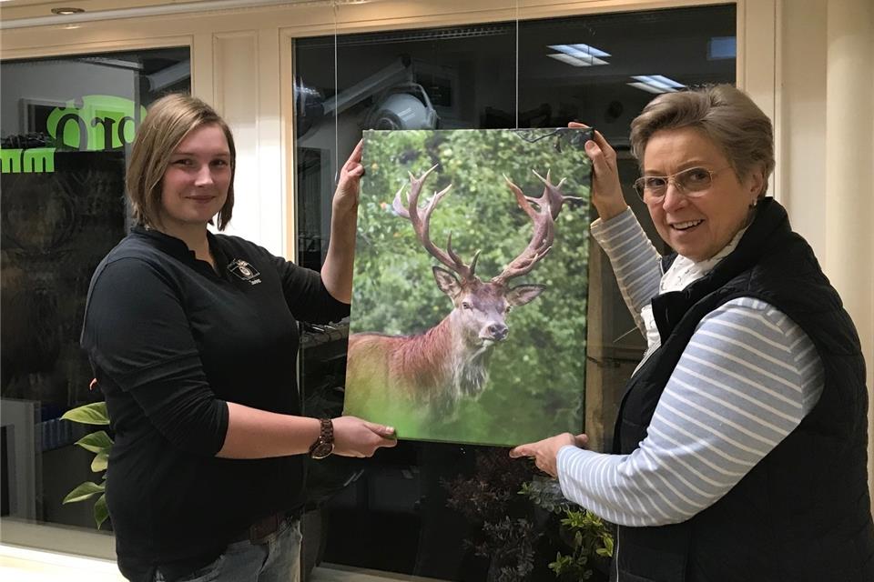 Janine Vorholt (links) und Diana Brömmel bereiten die Ausstellung vor.