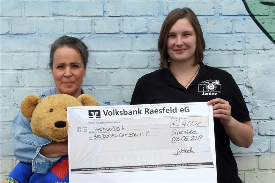 Janine Vorholt (rechts) hat den Spendenscheck übergeben.