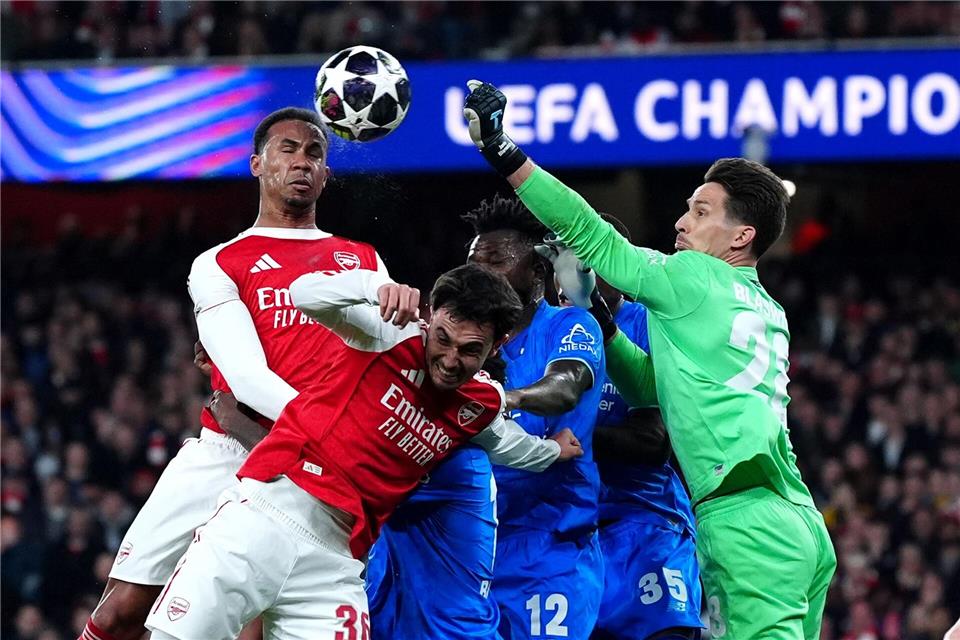 Janis Blaswich hielt Bayer Leverkusen mit seinen Paraden gegen Arsenal lange im Spiel.Bradley Collyer/PA Wire/dpa