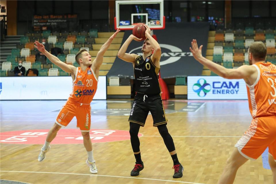 Jannes Hundt (l), hier noch im Trikot von Rasta Vechta, verlässt die Vet-Concept Gladiators Trier.Friso Gentsch/dpa