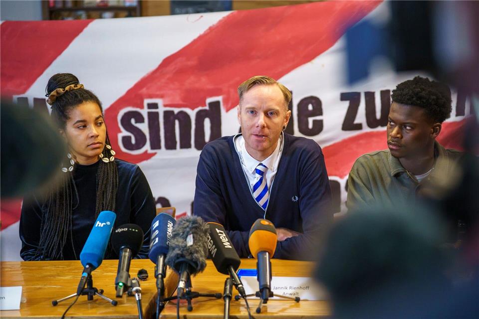 Jannik Rienhoff (Mitte), Anwalt des Aktionsbündnisses „Widersetzen“, warf der Polizei ein unverhältnismäßiges Verhalten während des Einsatzes in Gießen vor. Andreas Arnold/dpa