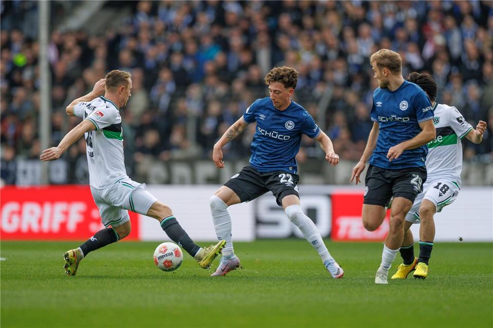 Jannik Rochelt (M) bleibt bei Arminia Bielefeld. (Archivbild)Friso Gentsch/dpa