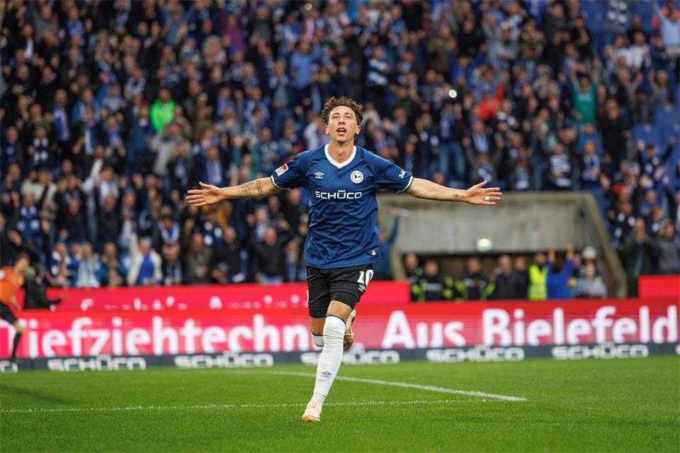 Jannik Rochelt bejubelt den 1:0-Führungstreffer für Arminia Bielefeld. Friso Gentsch/dpa