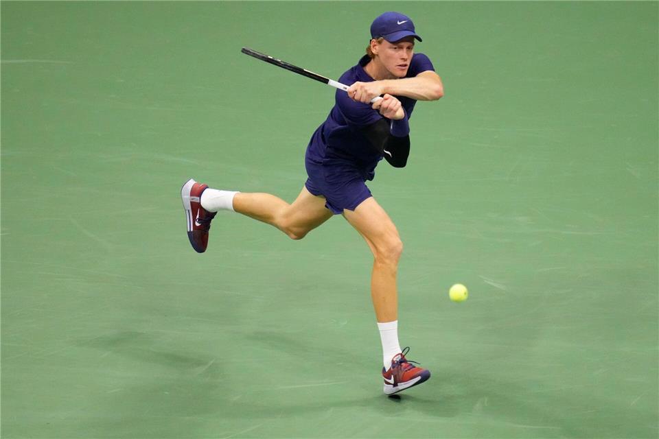 Jannik Sinner behielt gegen Felix Auger-Aliassime trotz Problemen die Oberhand.Kirsty Wigglesworth/AP/dpa