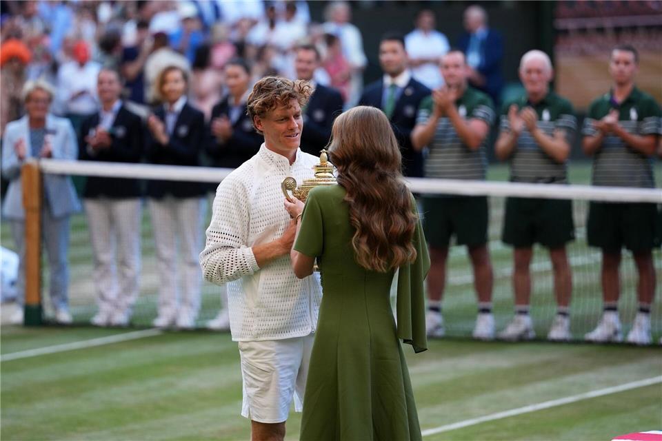 Jannik Sinner bekam die Trophäe von Prinzessin Kate überreicht.Kirsty Wigglesworth/AP/dpa