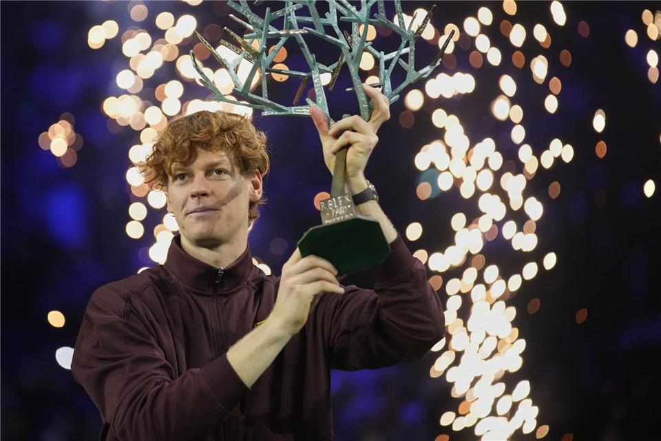 Jannik Sinner hält die Trophäe während der Siegerehrung bei den Masters 1000 in Paris.Christophe Ena/AP/dpa