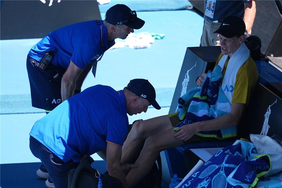 Jannik Sinner hatte im heißen Melbourne mit Krämpfen zu kämpfen.Dita Alangkara/AP/dpa