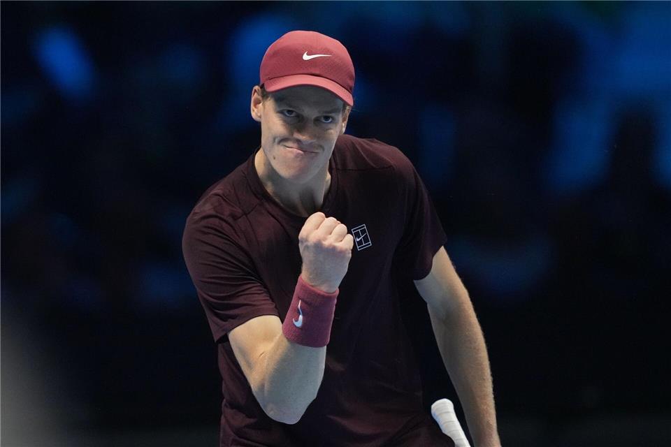 Jannik Sinner holt im ersten Gruppenspiel der ATP Finals den ersten Sieg. Antonio Calanni/AP/dpa