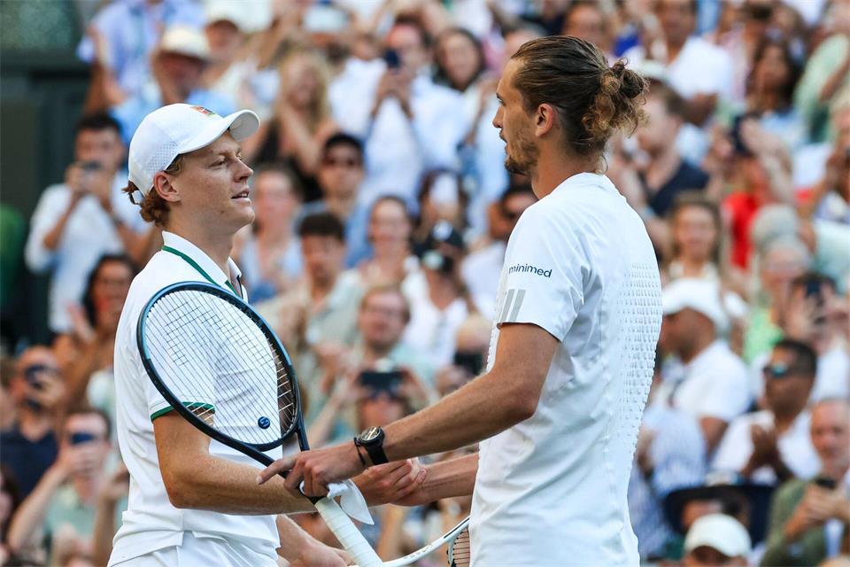Jannik Sinner (l) fehlt nach seinem Wimbledon-Finaltriumph gegen Zverev angeschlagen. (Archivbild)Frank Molter/dpa