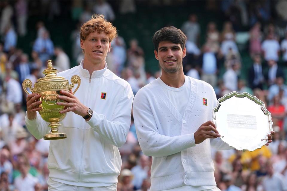 Jannik Sinner (l) möchte seinen Titel verteidigen, Carlos Alcaraz fehlt verletzt. (Archivbild)Kirsty Wigglesworth/AP/dpa