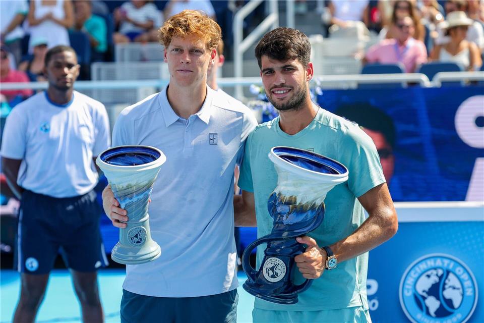 Jannik Sinner (l) und Carlos Alcaraz bei der Siegerehrung.Scott Stuart/ZUMA Press Wire/dpa