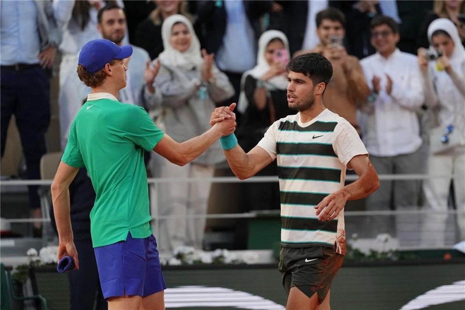 Jannik Sinner (l) und Carlos Alcaraz (r) stehen sich zum dritten Mal nacheinander im Endspiel eines Grand-Slam-Turniers gegenüber.Thibault Camus/AP/dpa