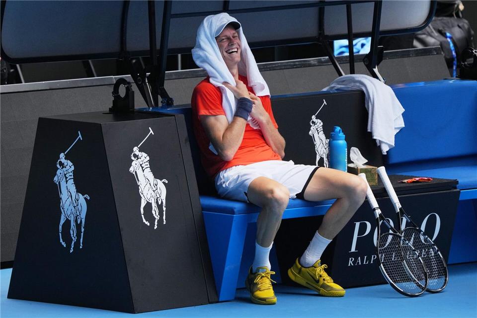 Jannik Sinner lacht während einer Trainingspause.Dita Alangkara/AP/dpa