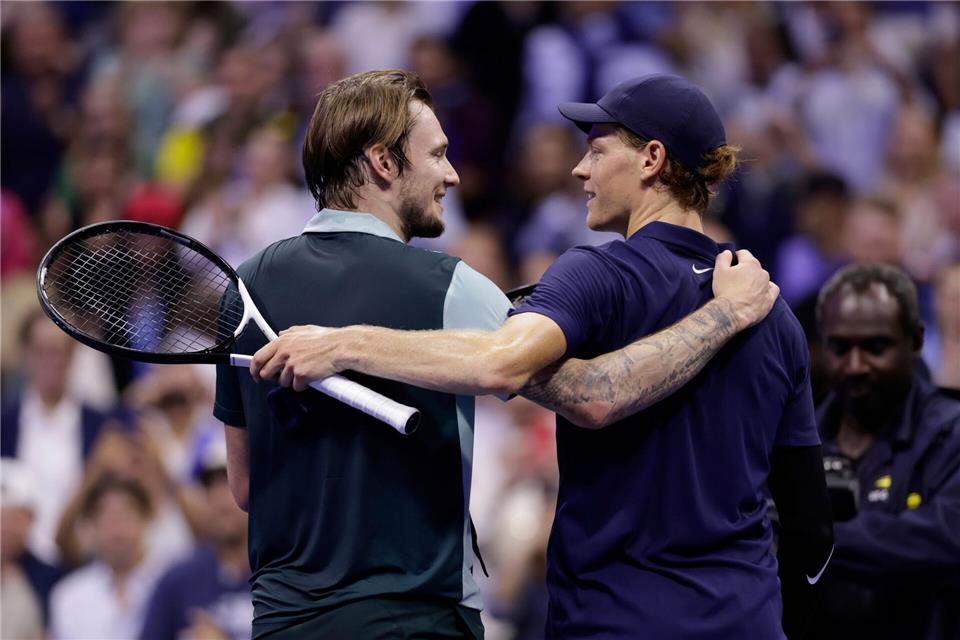 Jannik Sinner (r) erinnert Alexander Bublik (l) an einen „KI-generierten Spieler“.Adam Hunger/AP/dpa