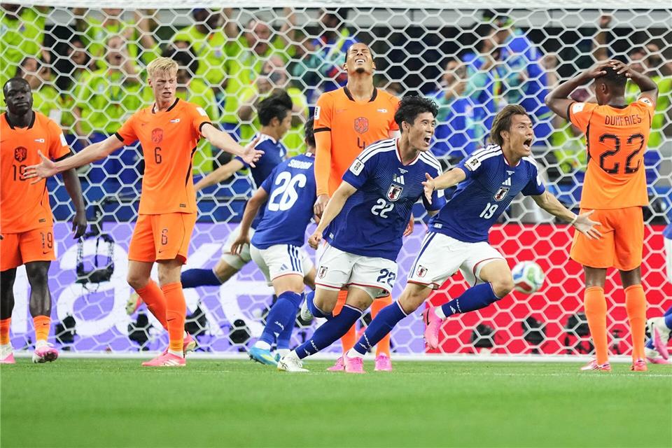 Japan freut sich über ein spätes Remis gegen die Niederlande.Julio Cortez/AP/dpa