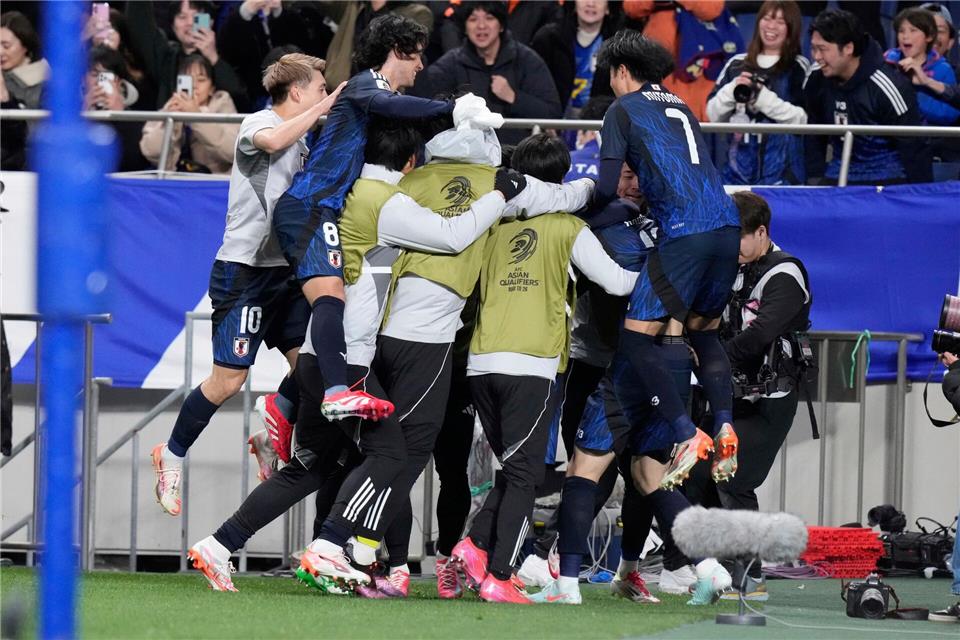 Japan als erstes Team für Fußball-WM qualifiziert Japan schafft vorzeitig die Qualifikation für die WM 2026.Eugene Hoshiko/AP/dpa