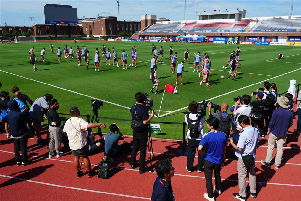 Japan trainiert vor dem WM-Auftakt gegen die Niederlande.Julio Cortez/AP/dpa
