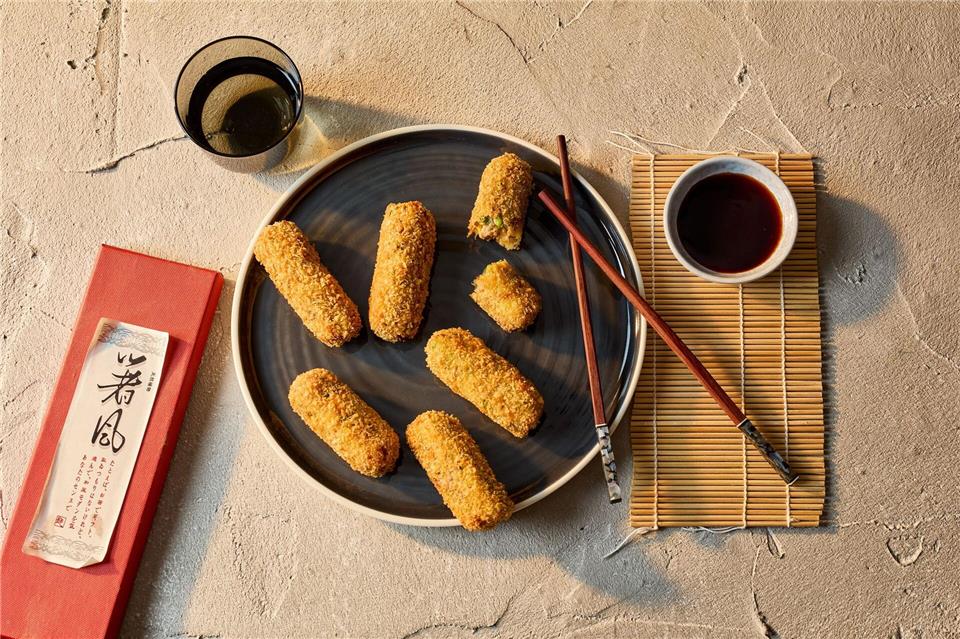 Japanische Korokke werden klassischerweise in eine süß-würzige Tonkatsusoße gedippt.KMG/die-kartoffel.de/dpa-tmn