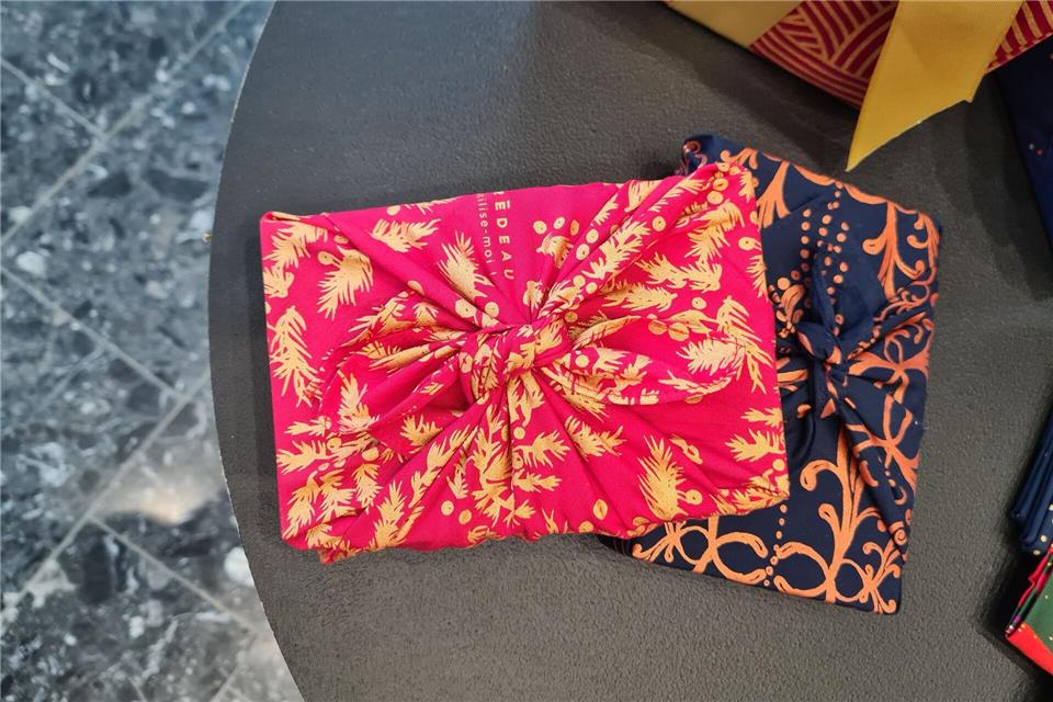 Japanische Tradition trifft Nachhaltigkeit: Furoshiki macht Geschenkverpackungen wiederverwendbar - gesehen auf der Frankfurter Messe Ambiente 2025.Isabelle Modler/-/dpa-tmn