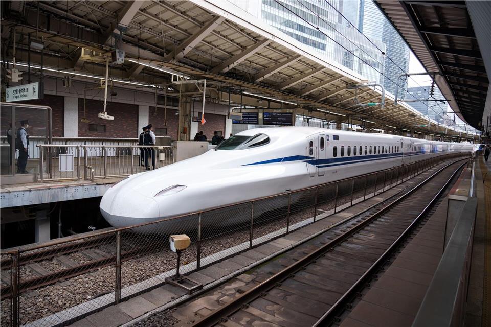Japans Hochgeschwindigkeitszug Shinkansen ist berühmt für seine Pünktlichkeit. (Archivbild)Soeren Stache/dpa