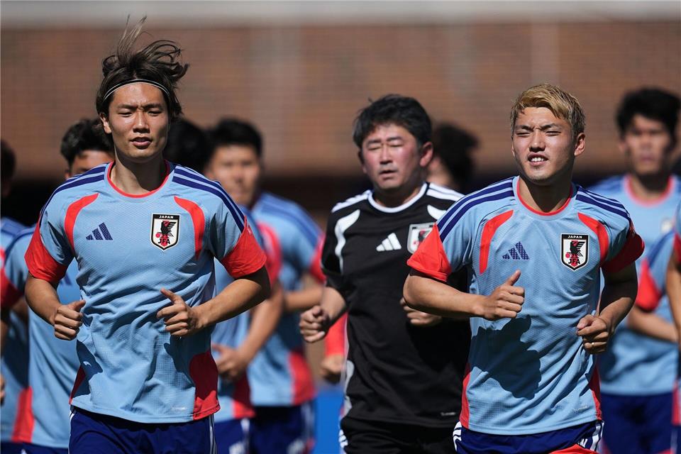 Japans Ko Itakura (l) und Ritsu Doan nehmen an einer Trainingseinheit teil.Julio Cortez/AP/dpa