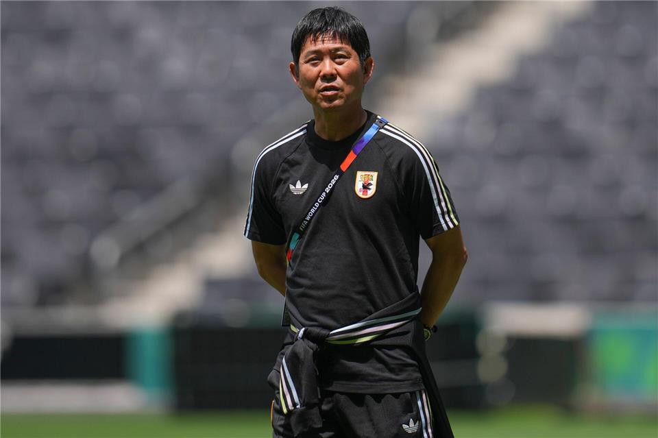 Japans Trainer Hajime Moriyasu freut sich aus mehreren Gründen auf das Spiel gegen Tunesien.Matias Delacroix/AP/dpa